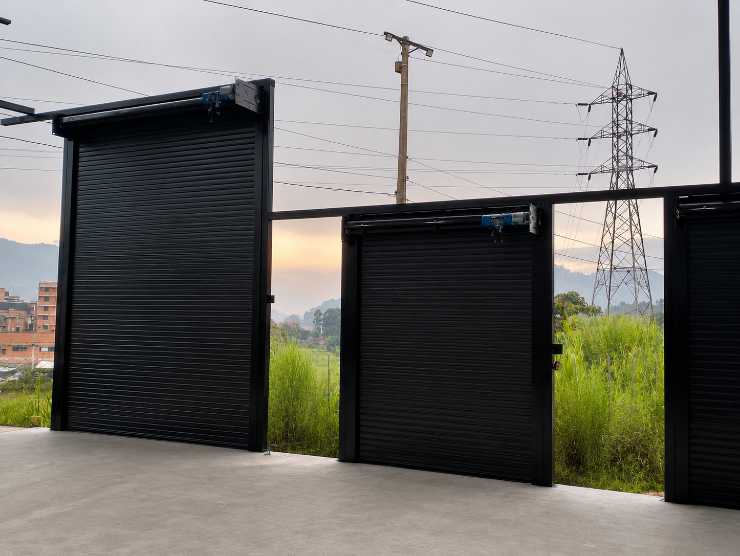 Cortina en Fleje tipo Americano de seguridad en Calibre 22 Galvanizado para evitar corrosión, pintadas en electrostática, con motor lateral para su automatización y funcionamiento previo.
